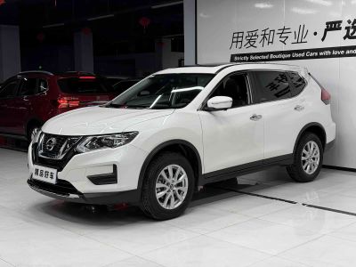 Nissan X-Trail, 2023 г., чёрный, 31 000 км Nissan X-Trail, 2024 г., белый, 10 800 км