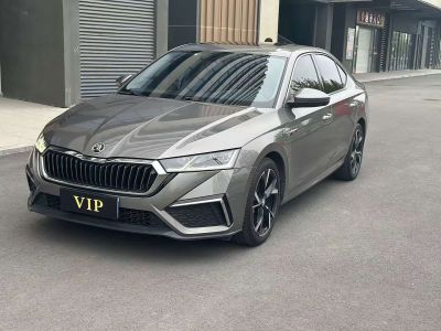 Skoda Octavia, 2022 г., красный / фиолетовый, 46 000 км Skoda 明锐, 2022 г., шампань / коричневый, 71 000 км