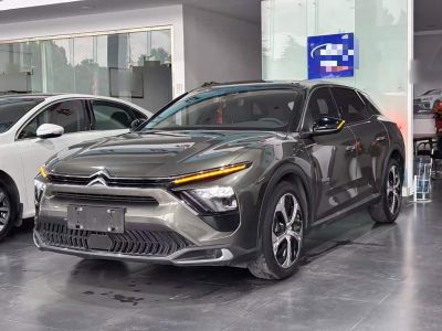 BMW X1, 2026 г., чёрный, 10 600 км Citroen 凡尔赛C5 X, 2022 г., зелёный, 20 200 км