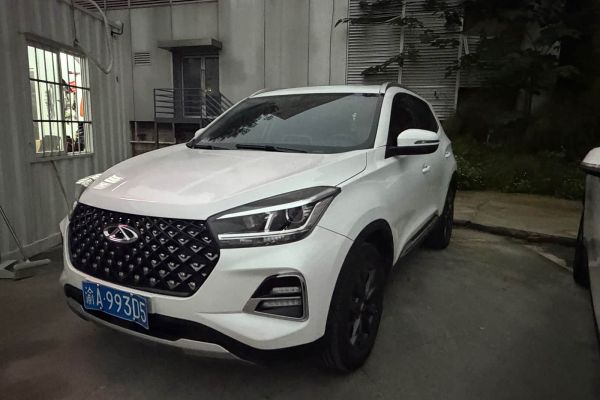 Haval H6, 2023 г., серебристый / серый, 20 000 км Chery 瑞虎5x, 2024 г., белый, 15 000 км