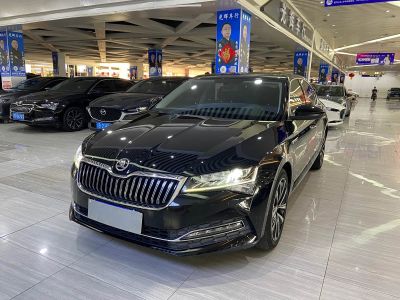 Skoda Octavia, 2023 г., белый, 34 200 км Skoda 速派, 2022 г., чёрный, 31 000 км
