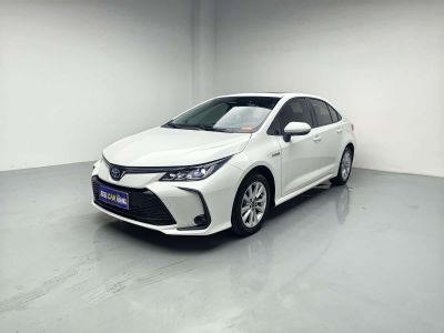 Toyota Corolla, 2023 г., серебристый / серый, 40 000 км Toyota Corolla, 2024 г., белый, 27 500 км