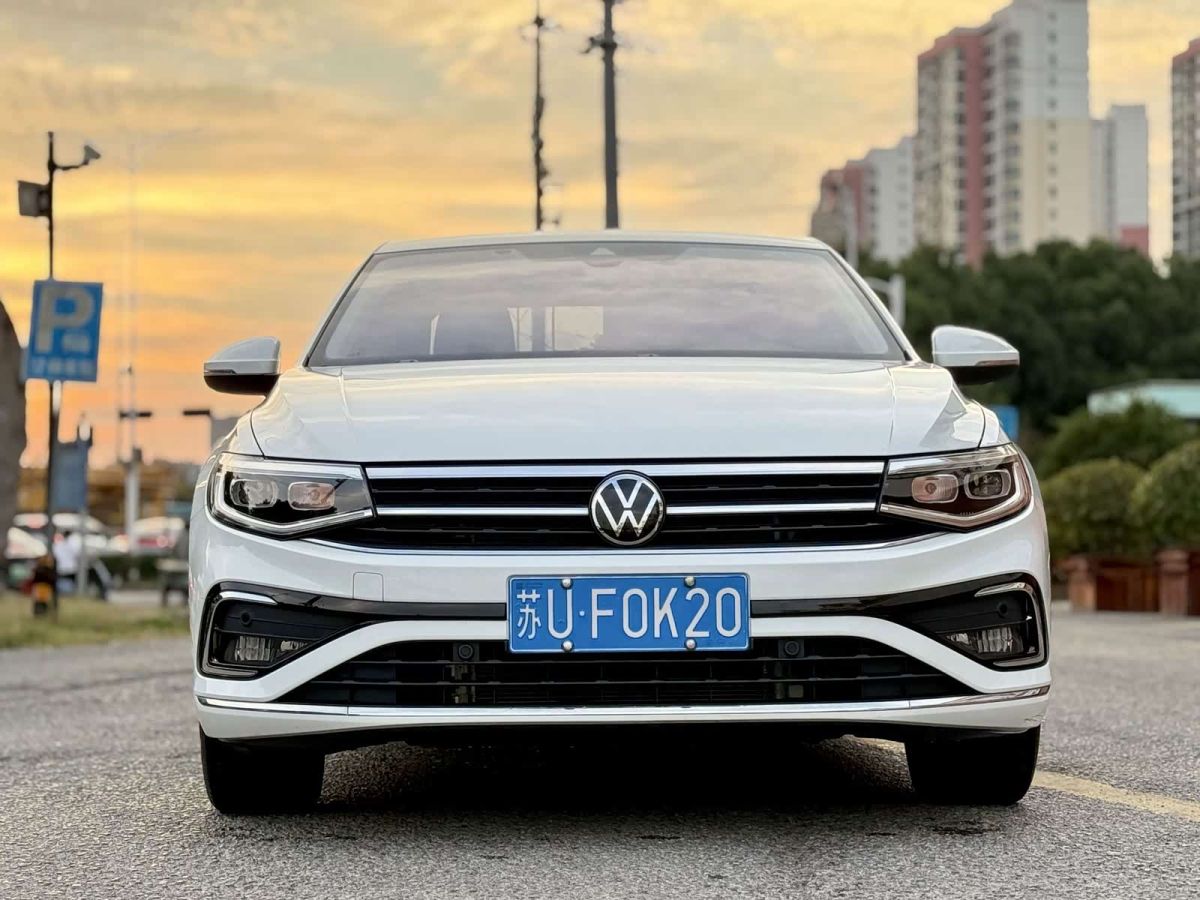 Volkswagen Bora, 2024 г., белый, 35 900 км Volkswagen Bora 2023 300TSI DSG комплектация «Цзуньсин»