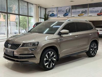 Skoda Karoq, 2023 г., белый, 34 000 км Skoda 柯珞克, 2023 г., шампань / коричневый, 12 000 км