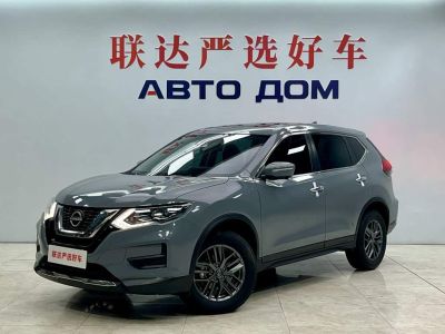 Nissan X-Trail, 2025 г., белый, 8 000 км Nissan X-Trail, 2025 г., серебристый / серый, 3 000 км