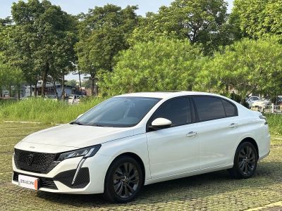 Peugeot 408, 2022 г., серебристый / серый, 50 000 км Peugeot 标致408, 2024 г., белый, 18 000 км