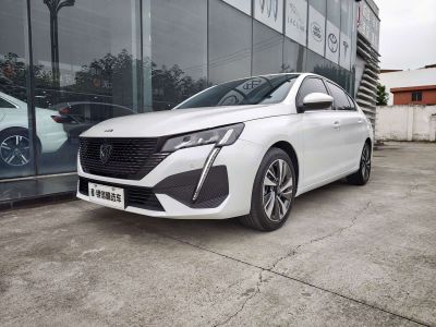 Peugeot 408, 2022 г., серебристый / серый, 50 000 км Peugeot 标致408, 2025 г., белый, 11 200 км