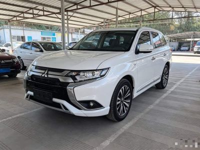 Mitsubishi 劲炫ASX, 2021 г., белый, 58 300 км Mitsubishi 欧蓝德, 2022 г., белый, 67 300 км