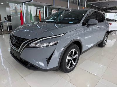 Nissan Qashqai, 2023 г., белый, 34 000 км Nissan 逍客, 2023 г., серебристый / серый, 17 000 км