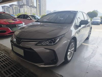 Audi Q2L, 2022 г., белый, 52 000 км Toyota Corolla, 2021 г., серебристый / серый, 30 000 км