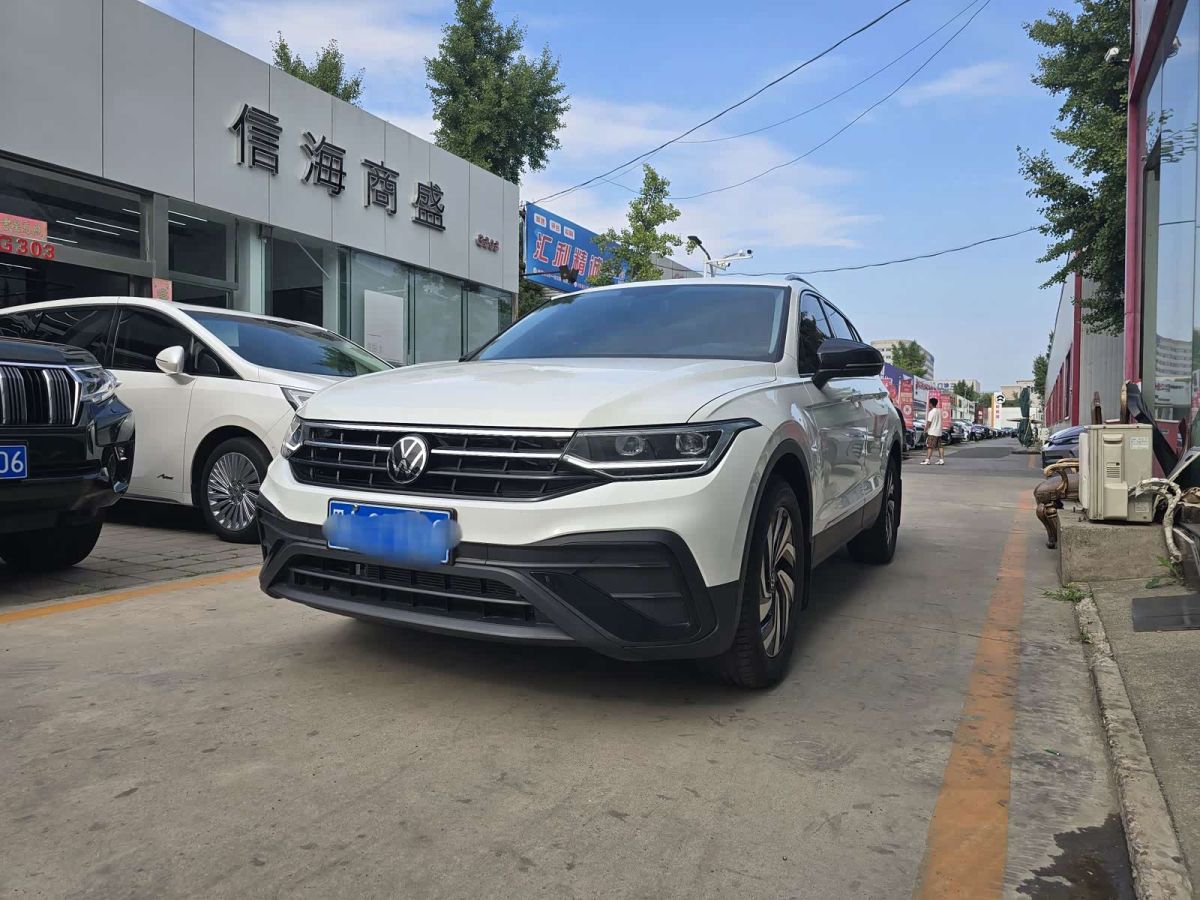 Volkswagen Tiguan L, 2025 г., белый, 16 000 км Volkswagen Tiguan L 2024 300TSI автомат одна ведущая ось комплектация «Умный комфорт»