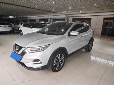 Nissan Qashqai, 2022 г., белый, 45 000 км Nissan 逍客, 2022 г., серебристый / серый, 32 000 км