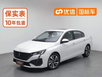 Peugeot 408, 2022 г., серебристый / серый, 50 000 км Peugeot 标致408, 2023 г., белый, 43 800 км