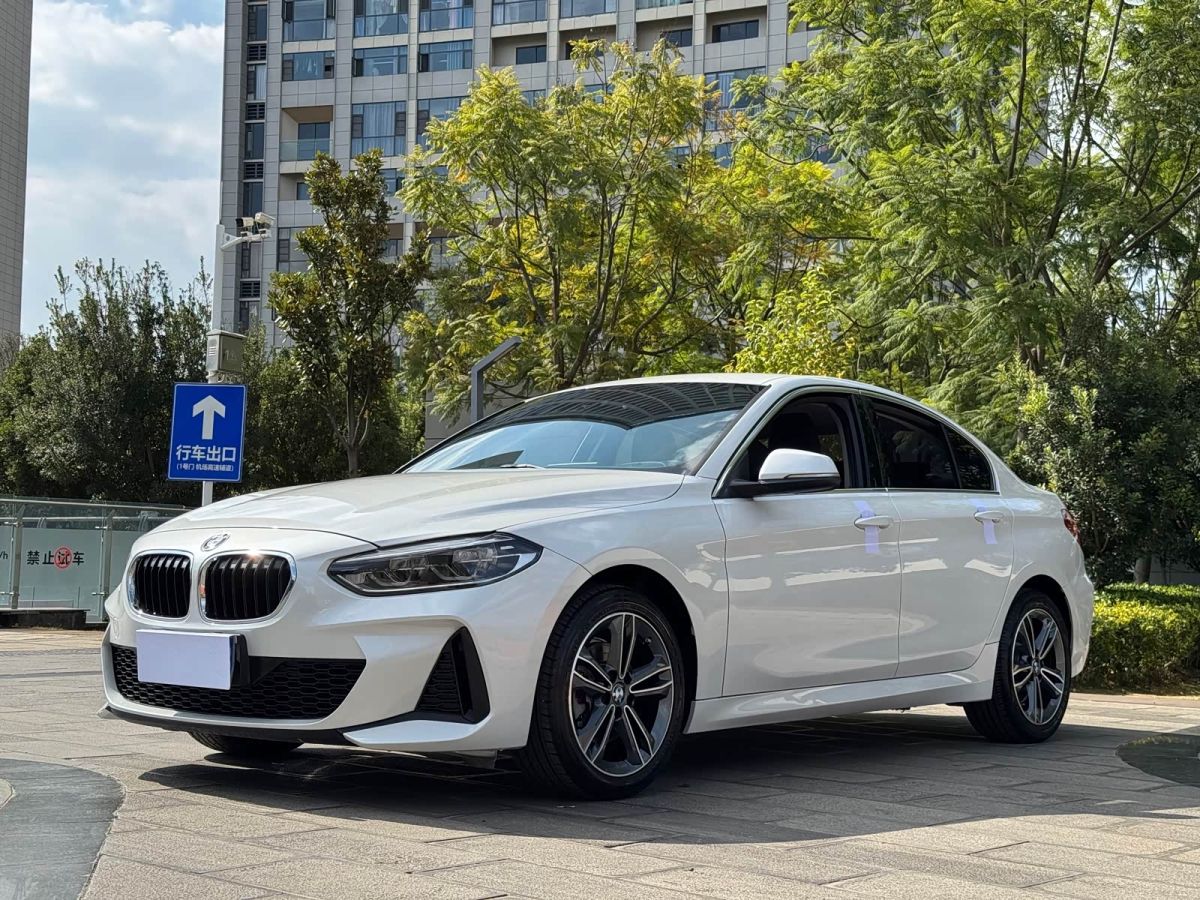 BMW 1 серия, 2022 г., белый, 73 000 км BMW 1 серия 2022 120i M Спорт