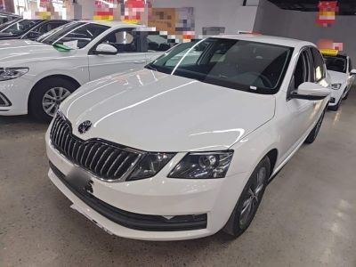 Skoda Octavia, 2021 г., чёрный, 60 000 км Skoda 明锐, 2022 г., белый, 73 800 км