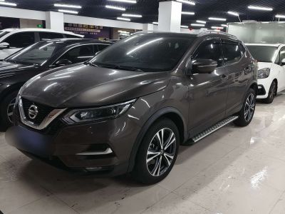 Nissan Qashqai, 2022 г., белый, 45 000 км Nissan 逍客, 2022 г., шампань / коричневый, 31 000 км