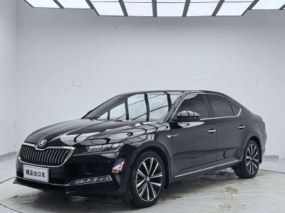 Skoda Superb, 2023 г., серебристый / серый, 35 100 км Skoda 速派, 2023 г., чёрный, 43 000 км