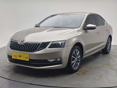 Skoda Octavia, 2022 г., красный / фиолетовый, 46 000 км Skoda 明锐, 2022 г., шампань / коричневый, 50 000 км