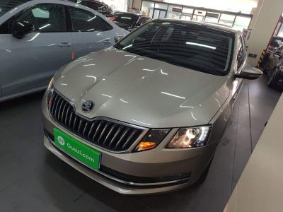 Skoda Karoq, 2024 г., белый, 16 000 км Skoda 明锐, 2021 г., жёлтый / оранжевый, 32 200 км
