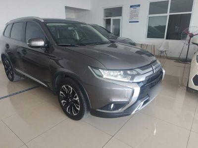 Mitsubishi Outlander, 2021 г., белый, 56 500 км Mitsubishi 欧蓝德, 2021 г., шампань / коричневый, 55 600 км