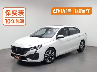 Peugeot 408, 2022 г., серебристый / серый, 50 000 км Peugeot 标致408, 2024 г., белый, 19 100 км