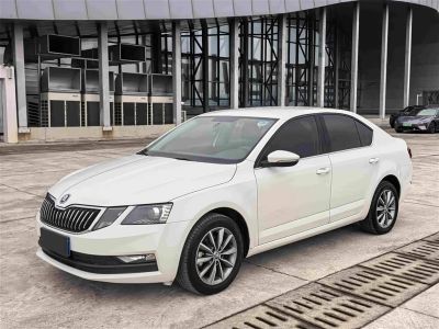 Skoda Octavia, 2021 г., чёрный, 60 000 км Skoda 明锐, 2022 г., белый, 41 800 км