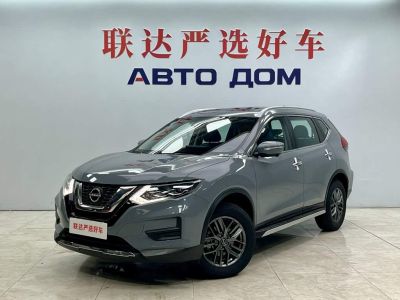 Nissan X-Trail, 2025 г., белый, 8 000 км Nissan X-Trail, 2025 г., серебристый / серый, 2 800 км