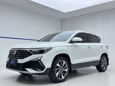 Volkswagen Tiguan L, 2022 г., чёрный, 24 000 км Jetta 捷达VS5, 2023 г., белый, 34 000 км