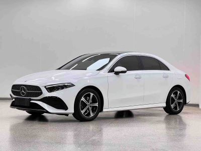Mercedes-Benz A-Class, 2024 г., красный / фиолетовый, 28 000 км Mercedes-Benz A级 2025 A 200 L комплектация «Стиль»