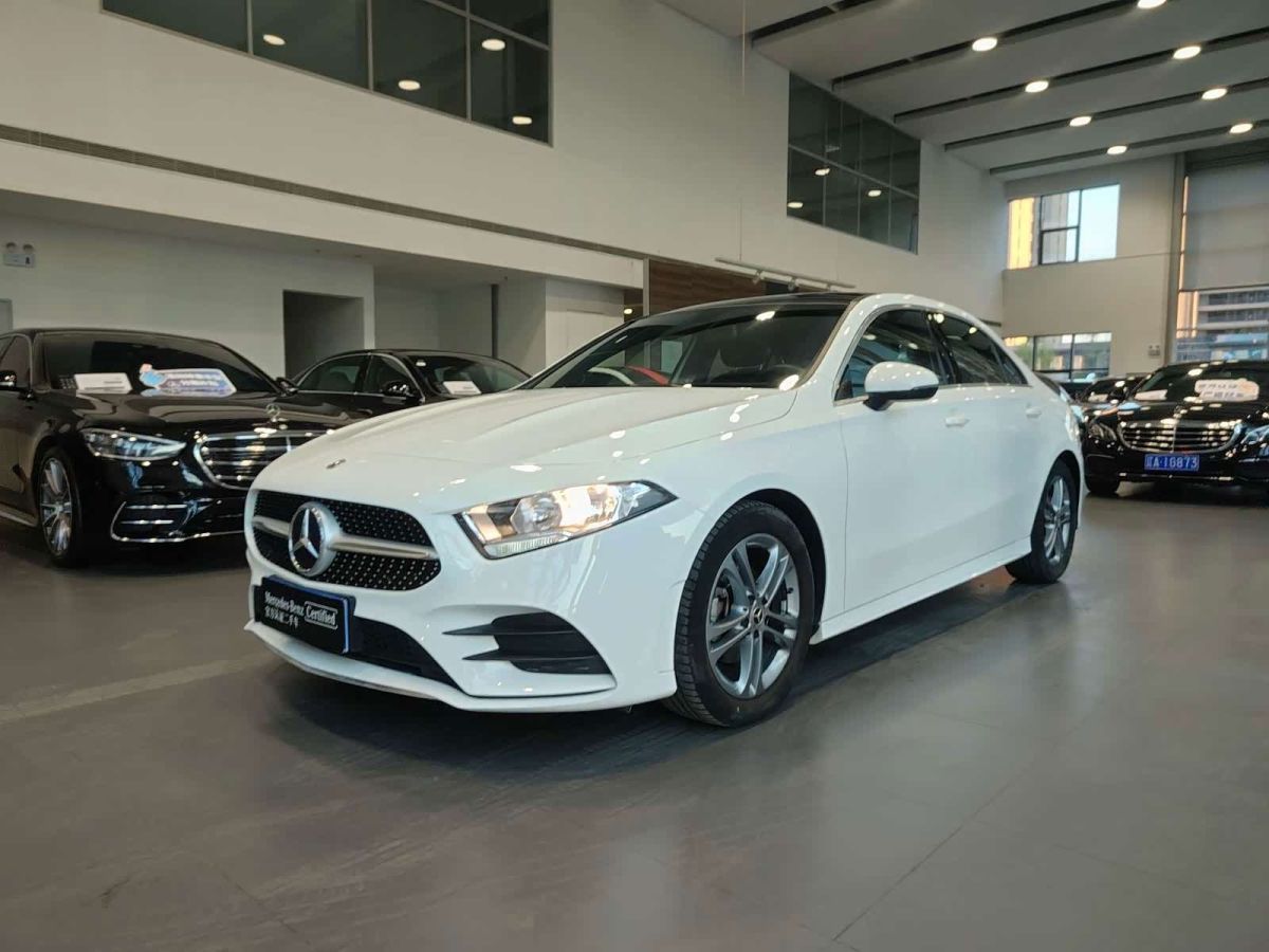 Mercedes-Benz A-Class, 2023 г., белый, 41 000 км Mercedes-Benz A级 2022 A 180 L