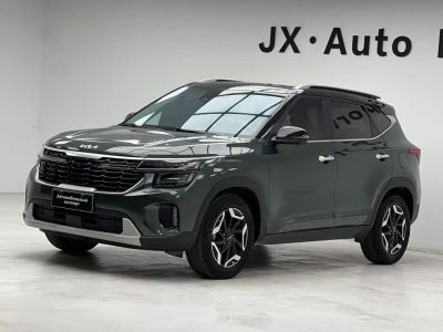 Kia KX3傲跑, 2021 г., белый, 35 400 км Kia 赛图斯, 2023 г., зелёный, 25 000 км