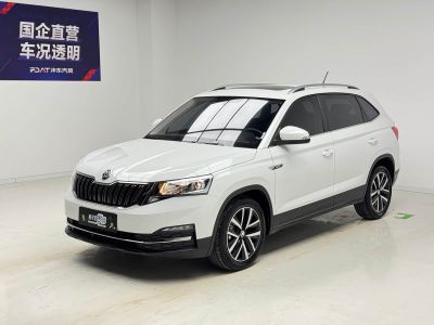 Audi 奥迪Q2L, 2021 г., белый, 52 000 км Skoda 柯米克, 2024 г., белый, 10 400 км