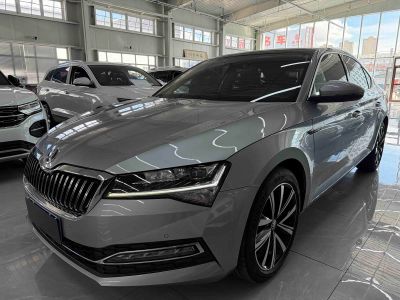Skoda Octavia, 2023 г., белый, 34 200 км Skoda 速派, 2022 г., серебристый / серый, 30 800 км