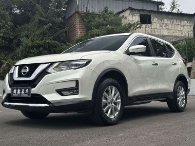 Nissan X-Trail, 2023 г., чёрный, 31 000 км Nissan X-Trail, 2025 г., белый, 24 000 км