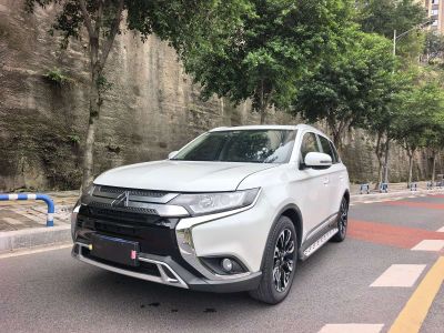 MG ZS, 2021 г., белый, 67 100 км Mitsubishi 欧蓝德, 2021 г., белый, 30 000 км