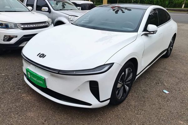 Kia обновлённая версия Morning (JA), 2024 г., белый, 10 222 км Changan Qiyuan A07, 2023 г., белый, 20 300 км