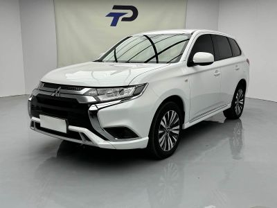 Mitsubishi 劲炫ASX, 2021 г., белый, 58 300 км Mitsubishi 欧蓝德, 2023 г., белый, 27 000 км