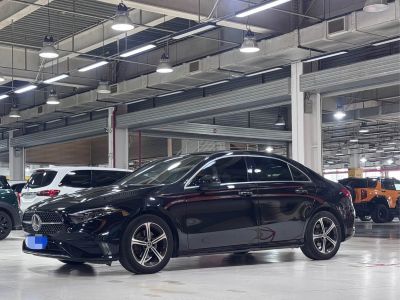 Mercedes-Benz A-Class, 2023 г., красный / фиолетовый, 20 600 км Mercedes-Benz A级 2023 A 200 L комплектация «Стиль»