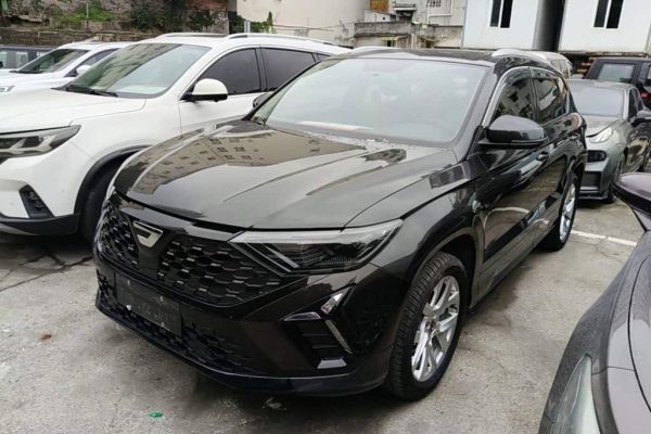 Skoda 明锐, 2022 г., белый, 16 000 км Jetta 捷达VS5, 2025 г., чёрный, 39 800 км