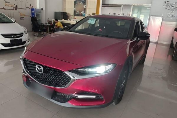 Skoda Superb, 2022 г., чёрный, 36 000 км Mazda CX-4, 2021 г., красный / фиолетовый, 76 100 км
