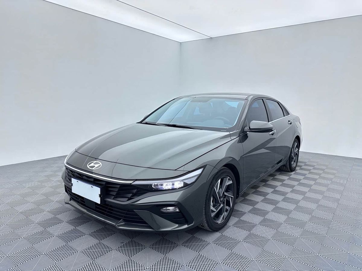 Hyundai Elantra, 2023 г., серебристый / серый, 17 000 км Hyundai Elantra, 2023 г., серебристый / серый, 17 000 км