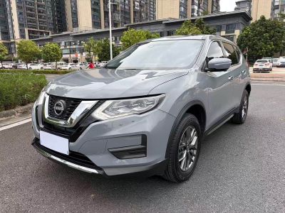Nissan X-Trail, 2025 г., белый, 8 000 км Nissan X-Trail, 2025 г., серебристый / серый, 8 000 км
