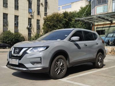 Nissan X-Trail, 2025 г., белый, 8 000 км Nissan X-Trail, 2025 г., серебристый / серый, 9 000 км
