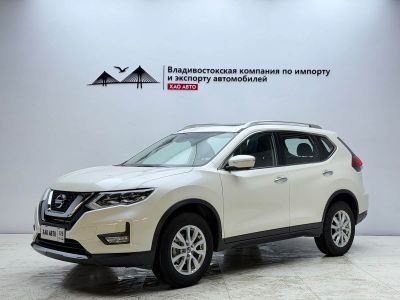 Nissan X-Trail, 2021 г., серебристый / серый, 39 000 км Nissan X-Trail, 2022 г., белый, 18 000 км