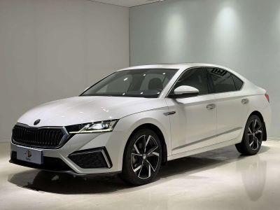 Skoda Octavia, 2021 г., чёрный, 60 000 км Skoda 明锐, 2022 г., белый, 29 000 км