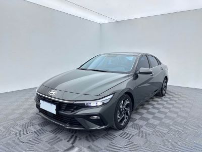 Hyundai Elantra, 2022 г., серебристый / серый, 50 000 км Hyundai Elantra, 2023 г., серебристый / серый, 17 000 км