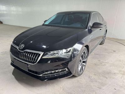 Skoda Superb, 2023 г., серебристый / серый, 35 100 км Skoda 速派, 2023 г., чёрный, 18 000 км
