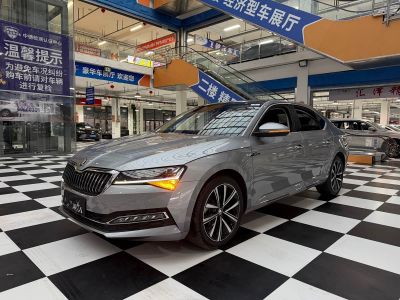 Skoda Superb, 2023 г., серебристый / серый, 35 100 км Skoda 速派, 2023 г., шампань / коричневый, 14 000 км