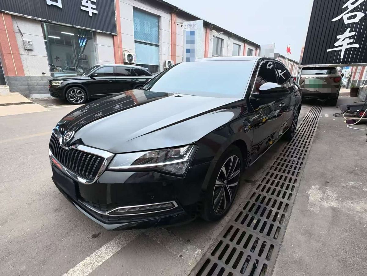 Skoda Superb, 2025 г., чёрный, 23 000 км Skoda 速派, 2025 г., чёрный, 23 000 км