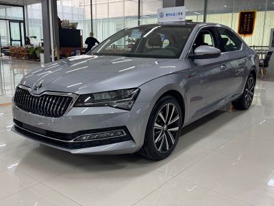 Skoda Superb, 2024 г., чёрный, 8 500 км Skoda 速派, 2025 г., серебристый / серый, 15 700 км